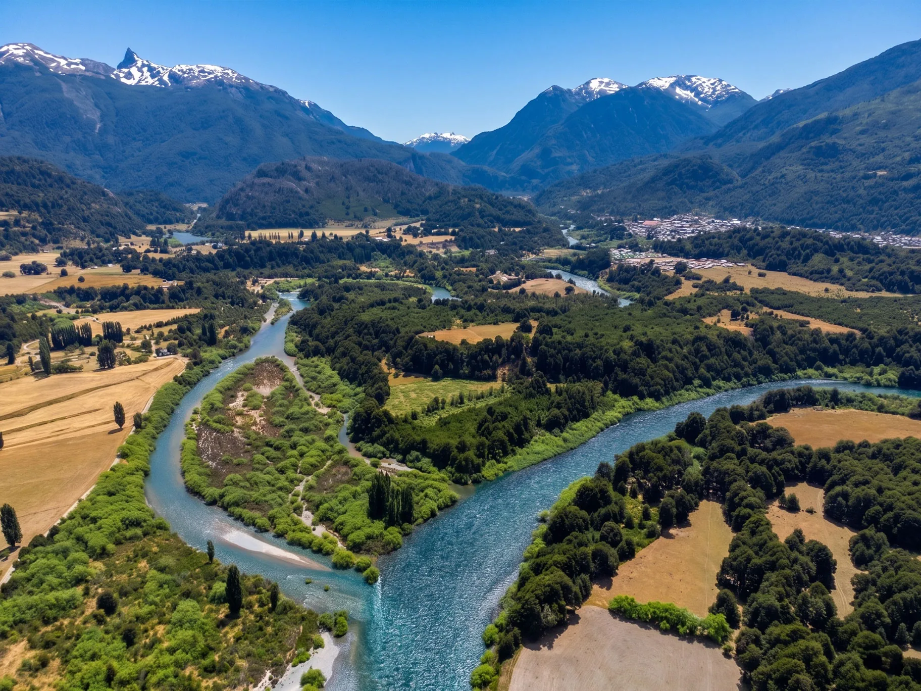 Vista aérea del valle del Río Futaleufú en Patagonia chilena